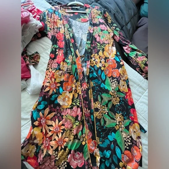 Johnny Was Camella black floral lounge robe size small